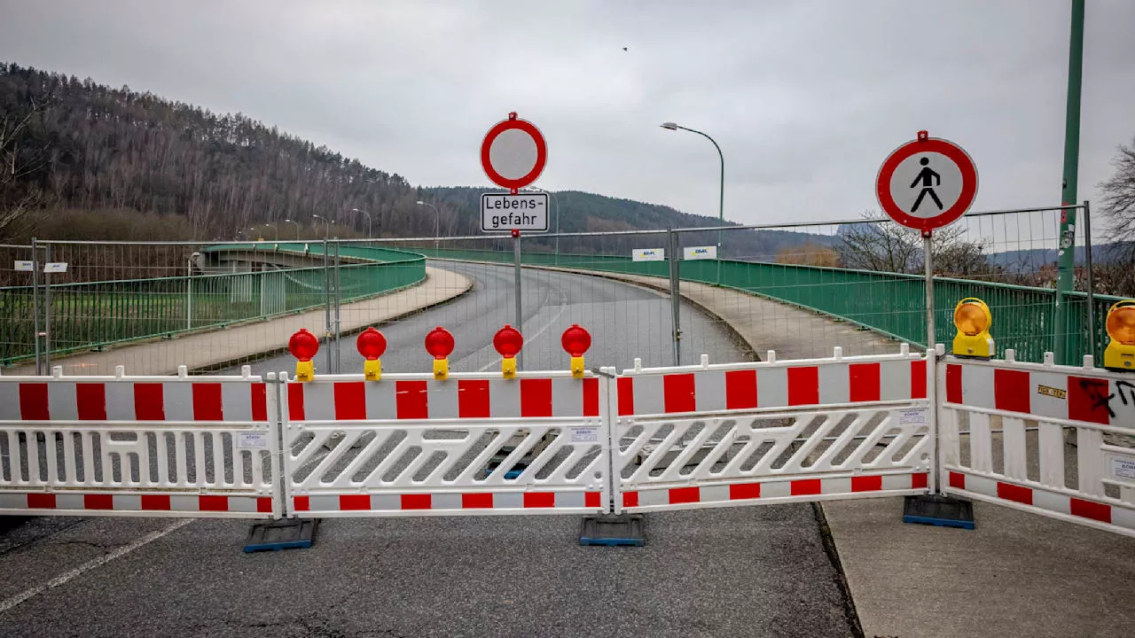 Sachsen: Brücke muss sofort abgerissen werden, Bahnstrecke gesperrt