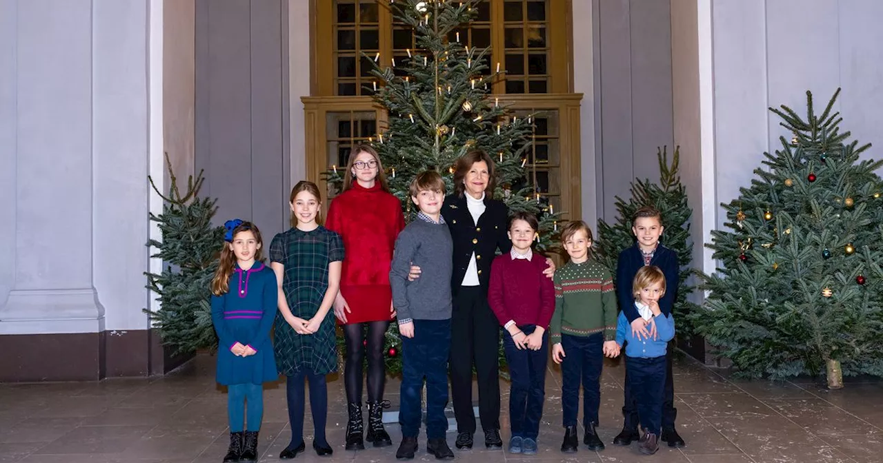 Estelle, Oscar und ihre Cousins und Cousinen schmücken die Weihnachtsbäume im Palast