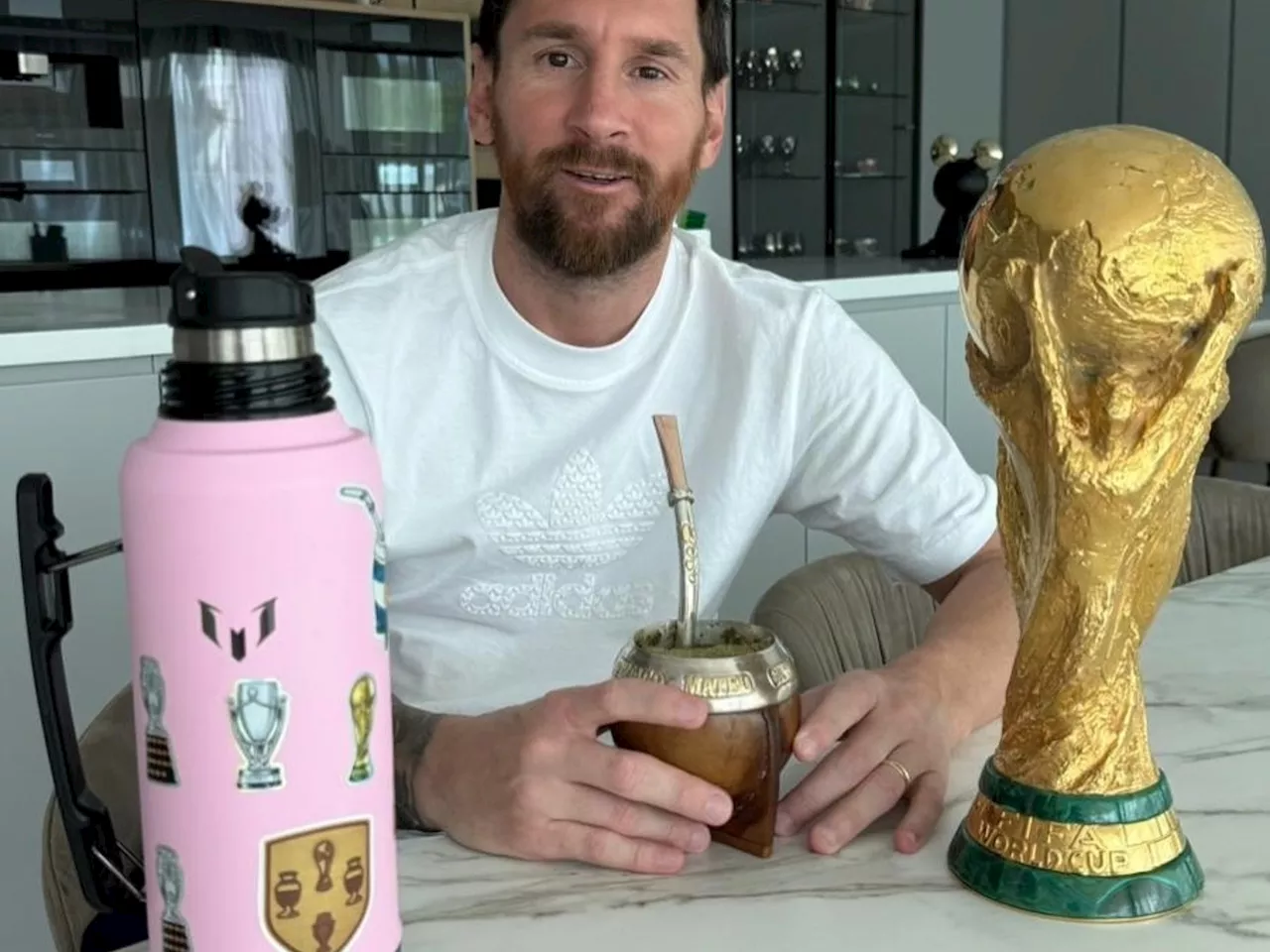 A dos años del Mundial de Qatar, Lionel Messi recordó el título, mate en mano y con la Copa del Mundo: 'Amo diciembre y las fechas de Navidad'