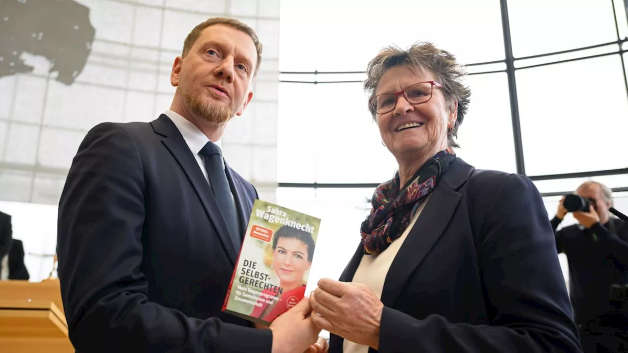 Ministerpräsidentenwahl in Sachsen: BSW-Abgeordnete schenken Kretschmer Buch von Wagenknecht