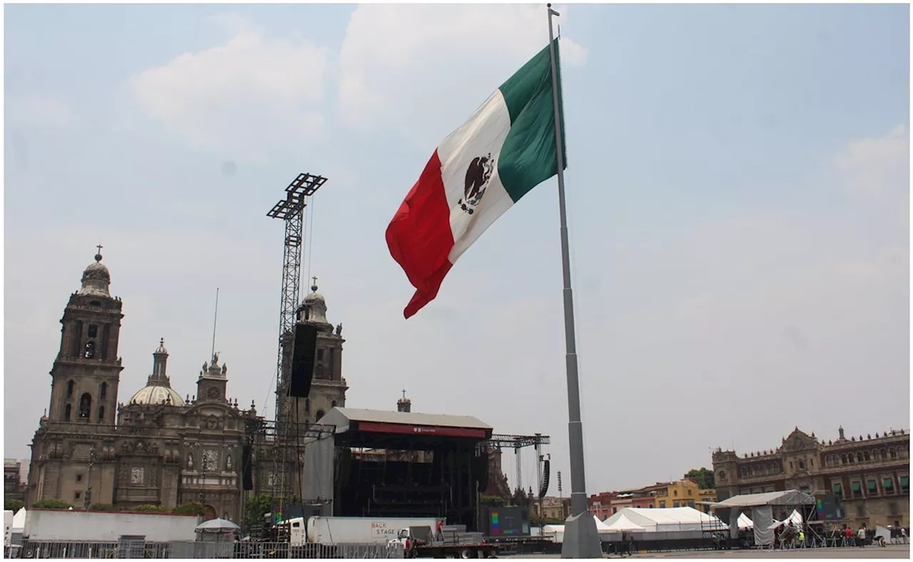 Los Cadetes de Linares amenizan la verbena navideña en el Zócalo de la CDMX