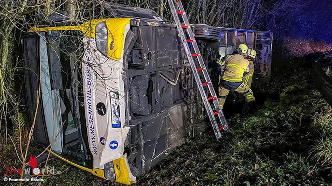 Linienbus fährt in Essen von der Straße ab