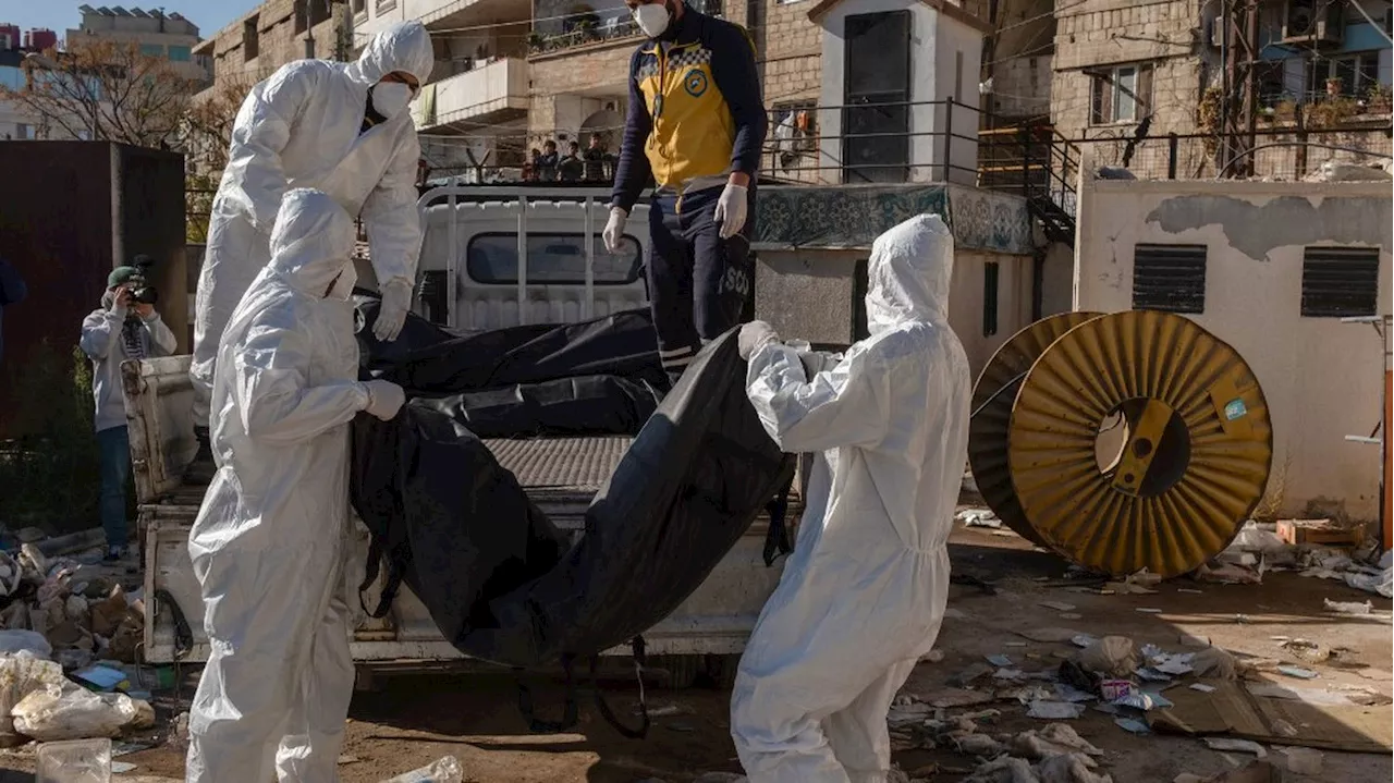 Les Casques Blancs Découvrent Des Corps dans un Entrepôt près de Damas