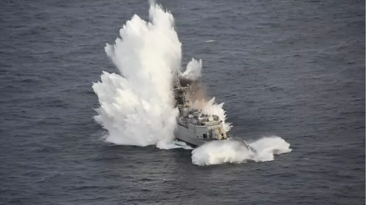 Les images impressionnantes du torpillage d'un ancien patrouilleur par la Marine nationale