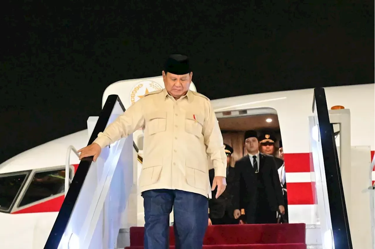 Presiden Prabowo Tiba di Kairo, Disambut Pelajar WNI dengan Pakaian Adat