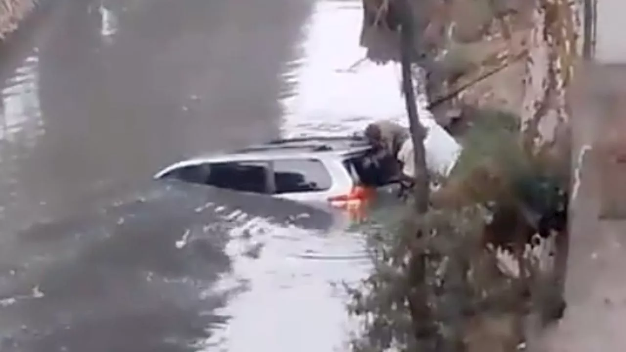 Camioneta cae al Río de los Remedios en la Gustavo A. Madero