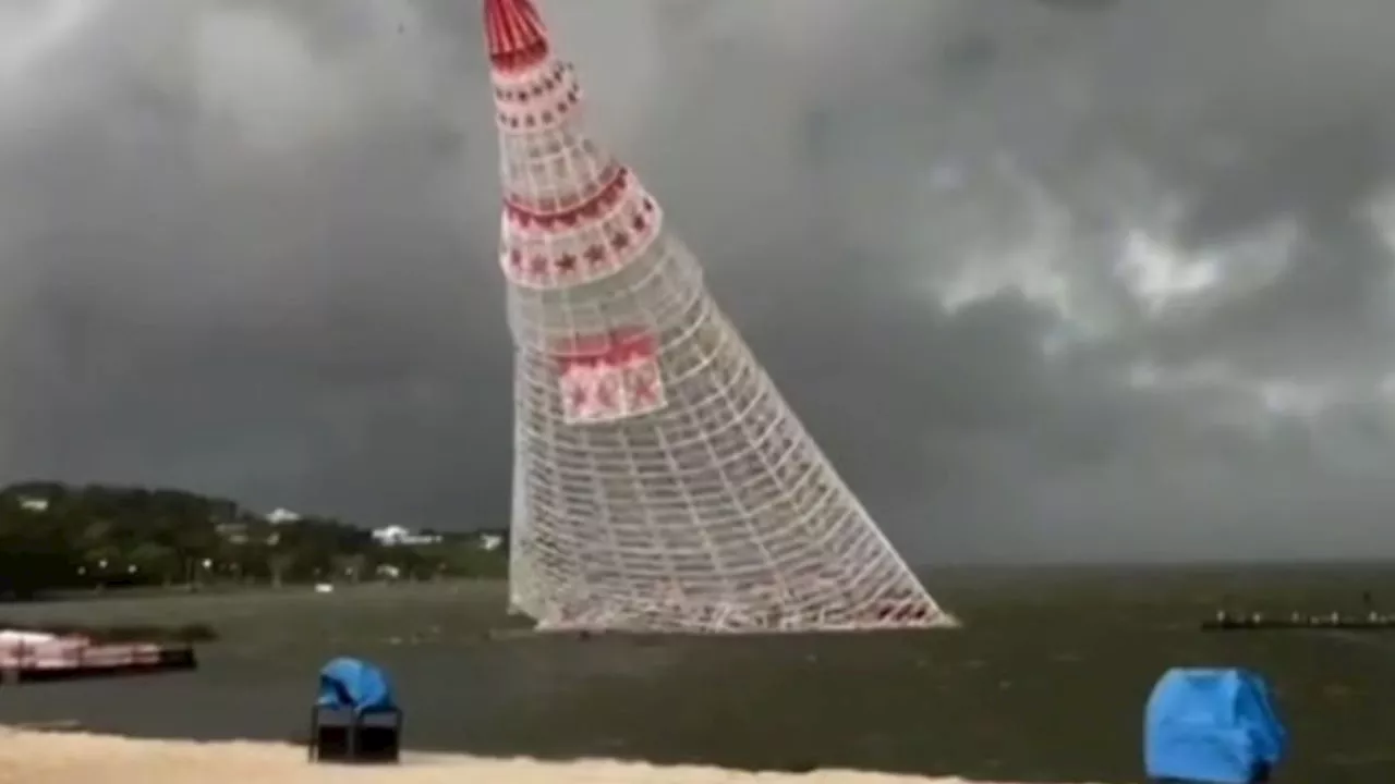 Árbol de Navidad Flotante Se Desploma en Brasil, Matando a un Trabajador