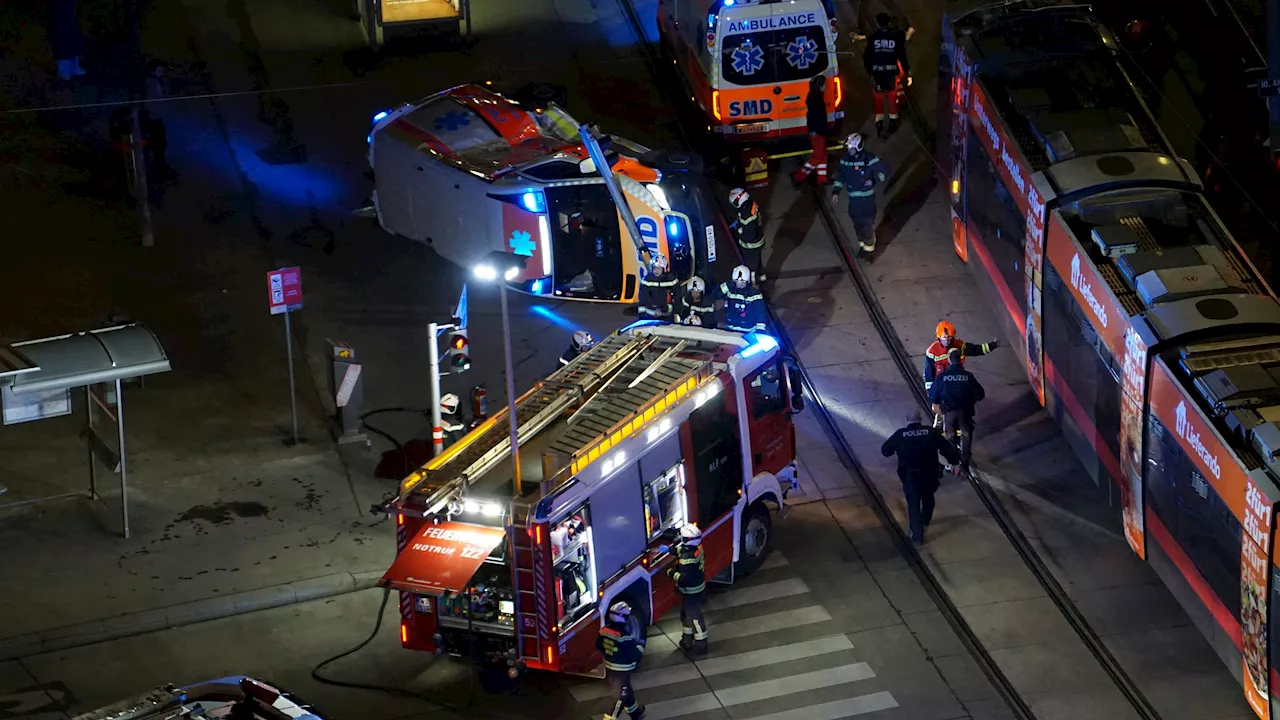 Auto landet auf der Seite - Drei Verletzte! Bim rammt Rettung am Weg zum Einsatz