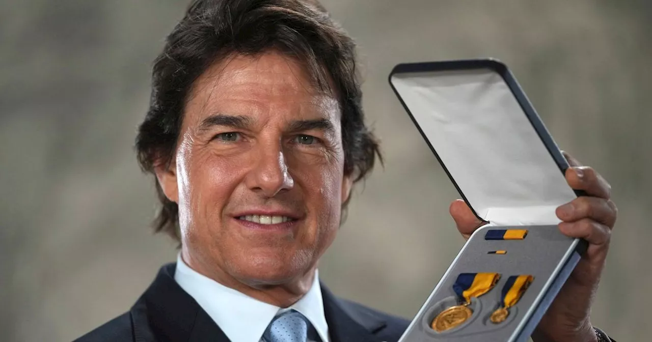 Tom Cruise Receives Distinguished Public Service Award for Boosting Navy Recruitment