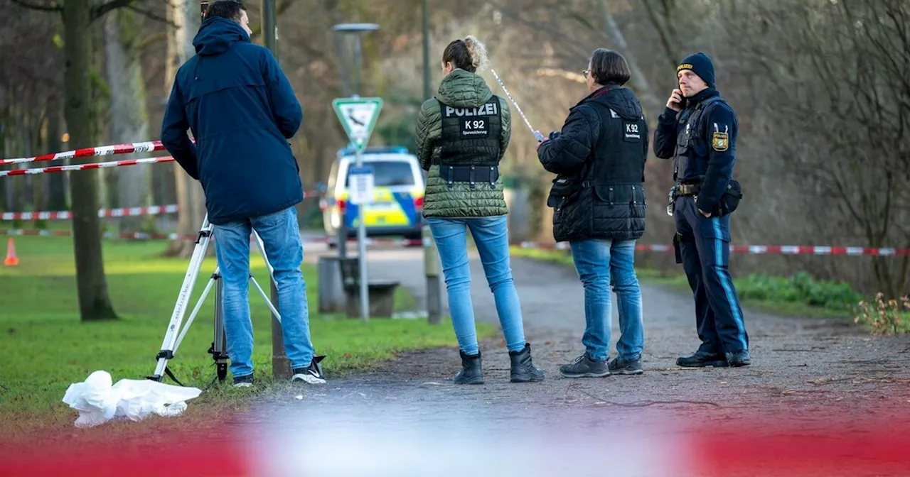 Ermittlungen nach Fund eines verletzten Mannes in Münchner Grünanlage