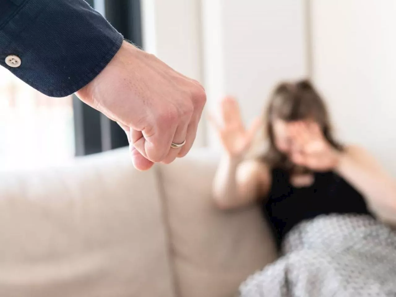 Violenza domestica a Rimini: Uomo arrestato per aver aggredito la moglie con il mattarello