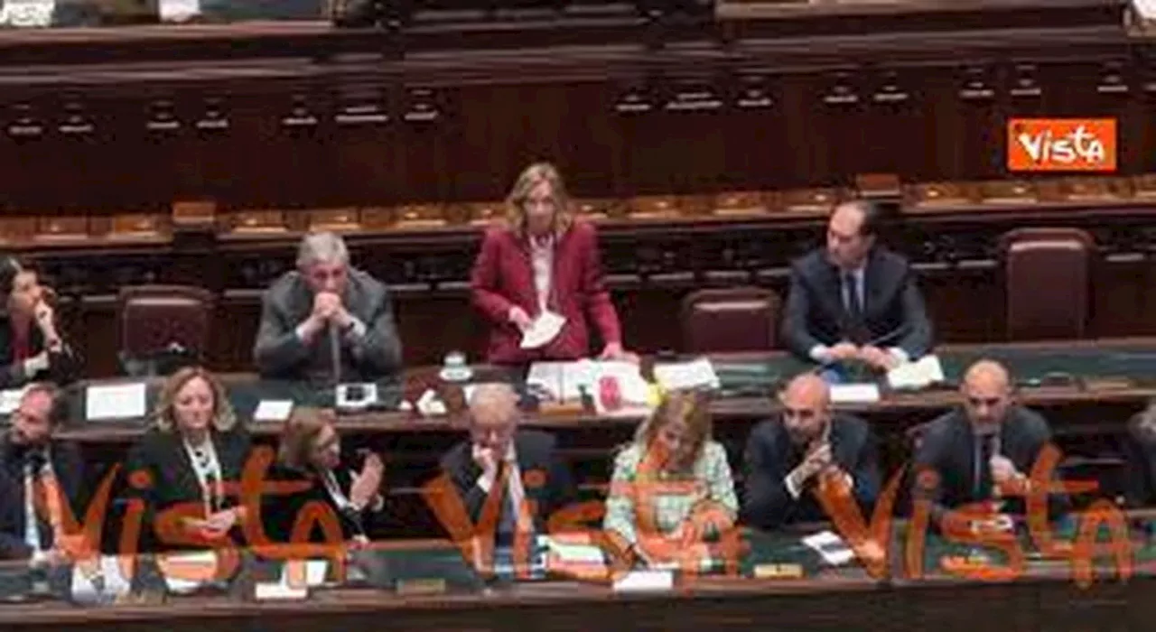 Meloni vestita in rosso (quasi natalizio) in Aula a Montecitorio per il suo discorso