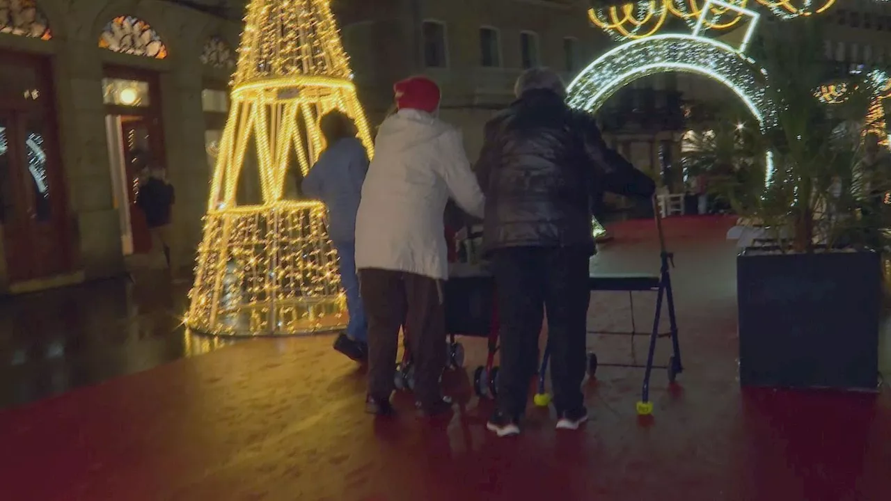 Taxistas solidarios de Vigo acercan a los ancianos a ver las luces de Navidad