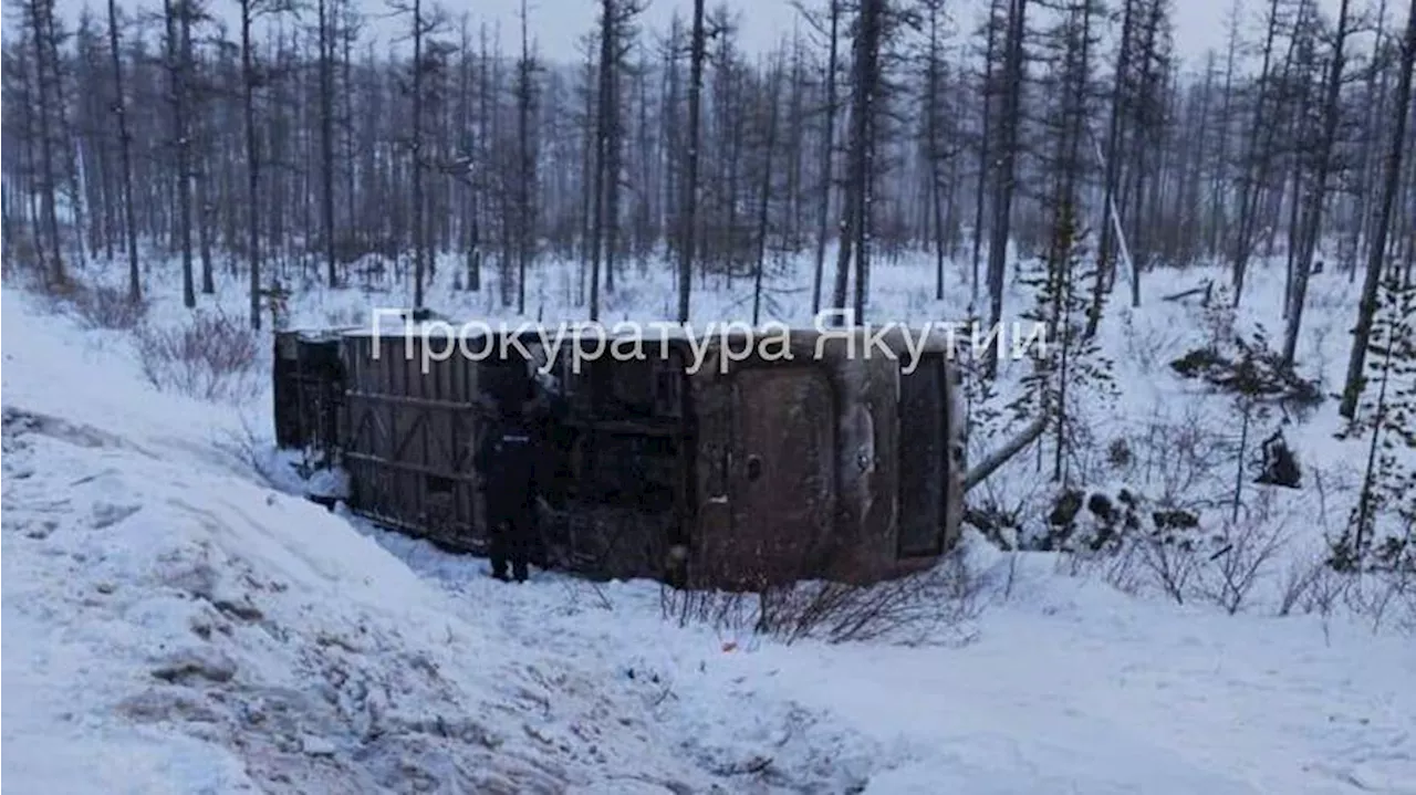 Перевернулся автобус с горняками в Якутии