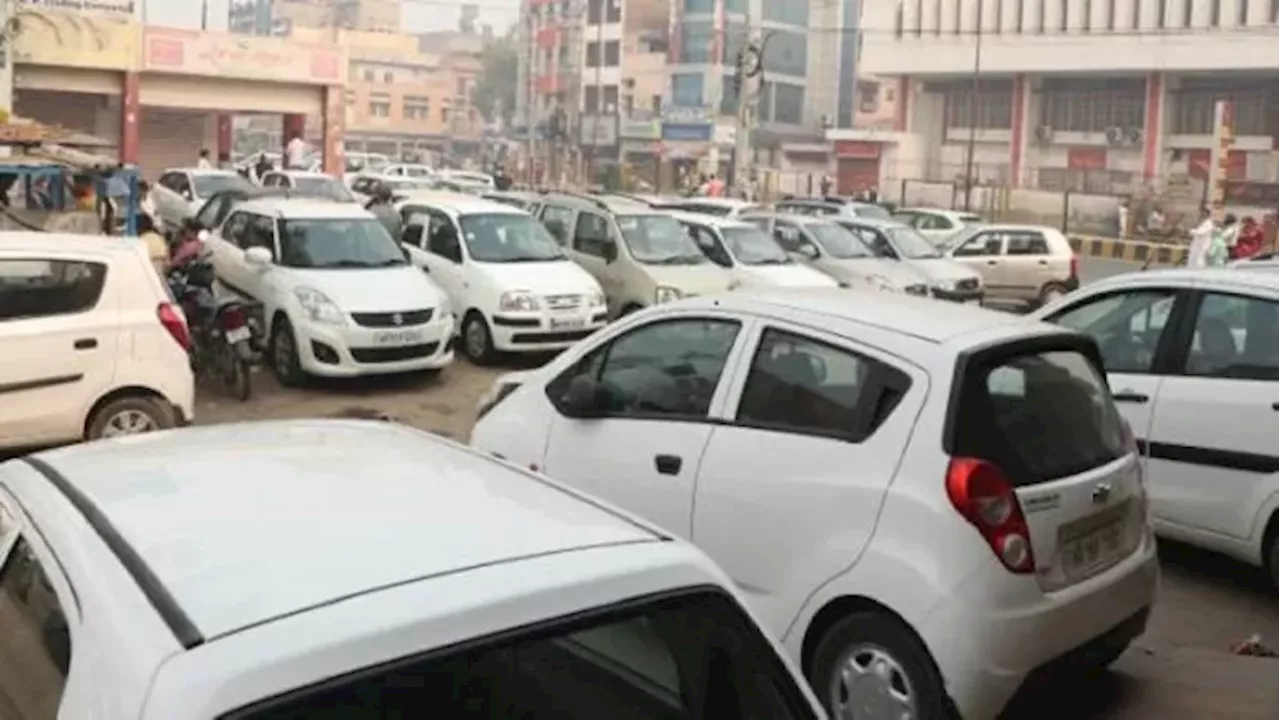 Delhi Parking Fees: दिल्ली में वाहन चालकों को जेब करनी होगी ढीली, अब देना पड़ सकता है दोगुना पार्किंग चार्ज