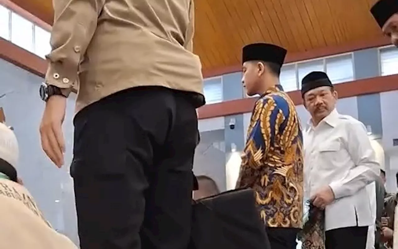 Paspampres Tiapkan Saf Salat untuk Gibran, Gibran Salat Bersama Masyarakat