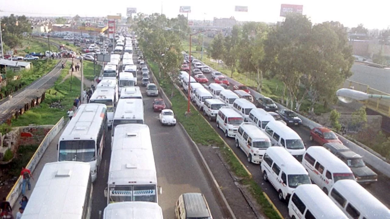 Trabajadores de Sapase bloquean vialidades en Ecatepec por incumplimiento de pagos