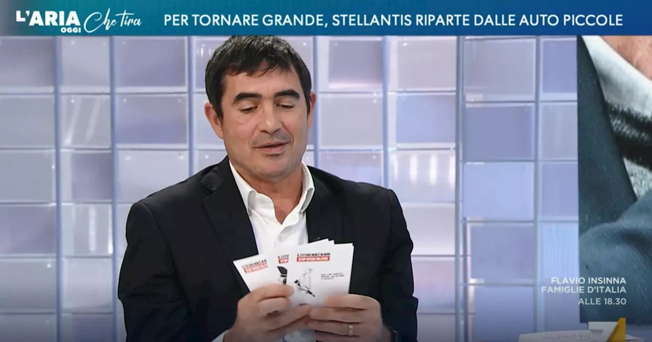 Fratoianni regala cartoline a Meloni con messaggi di pace e critiche alle spese militari