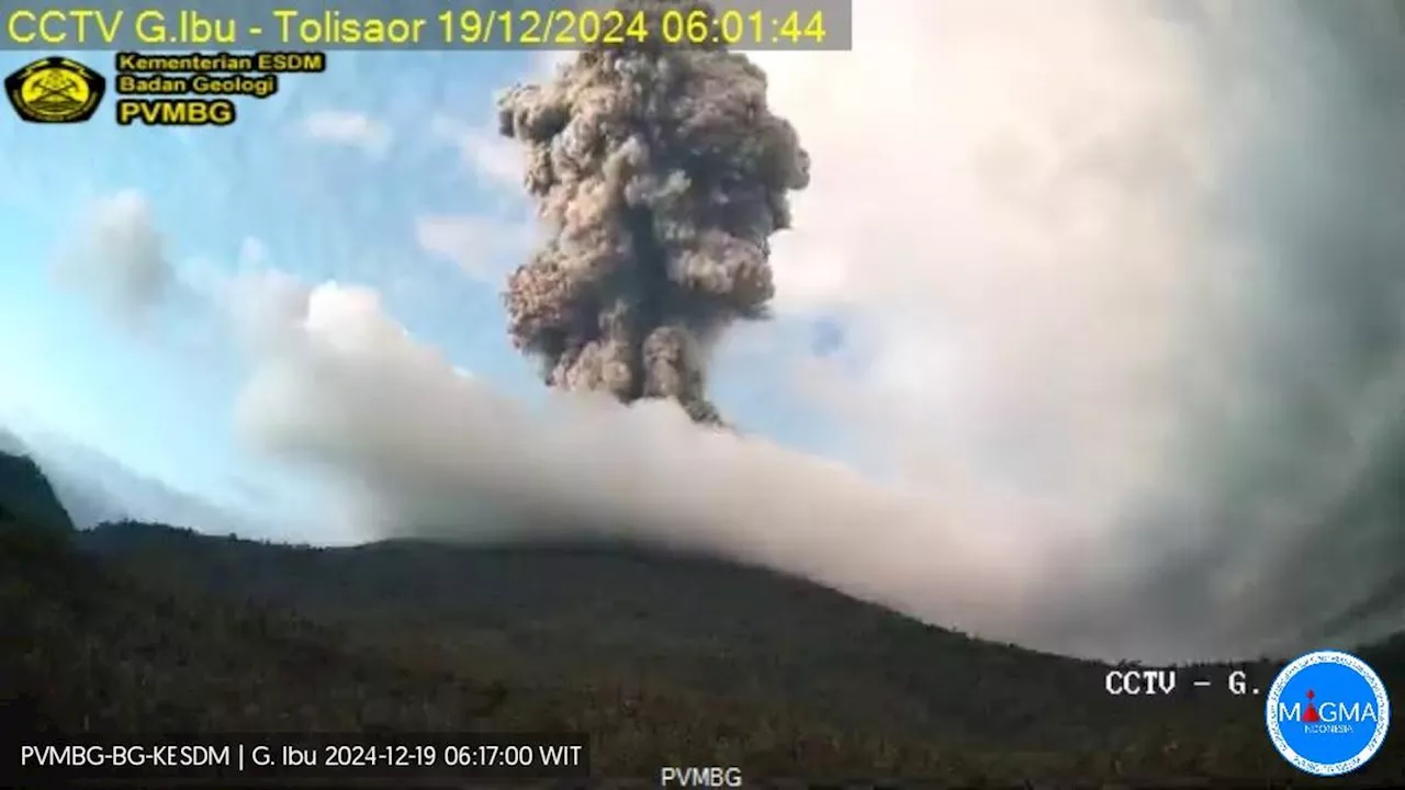 Gunung Ibu di Halmahera Barat Erupsi Kembali