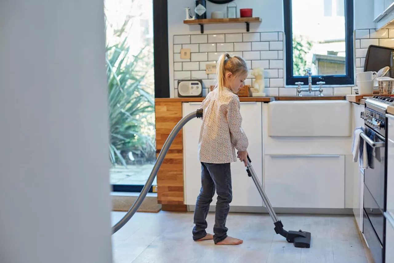 Les filles font plus de tâches domestiques que les garçons à la maison