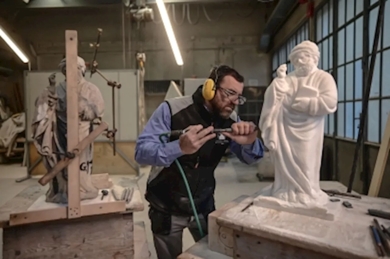 Replacing a Damaged Statue of Milan's Duomo