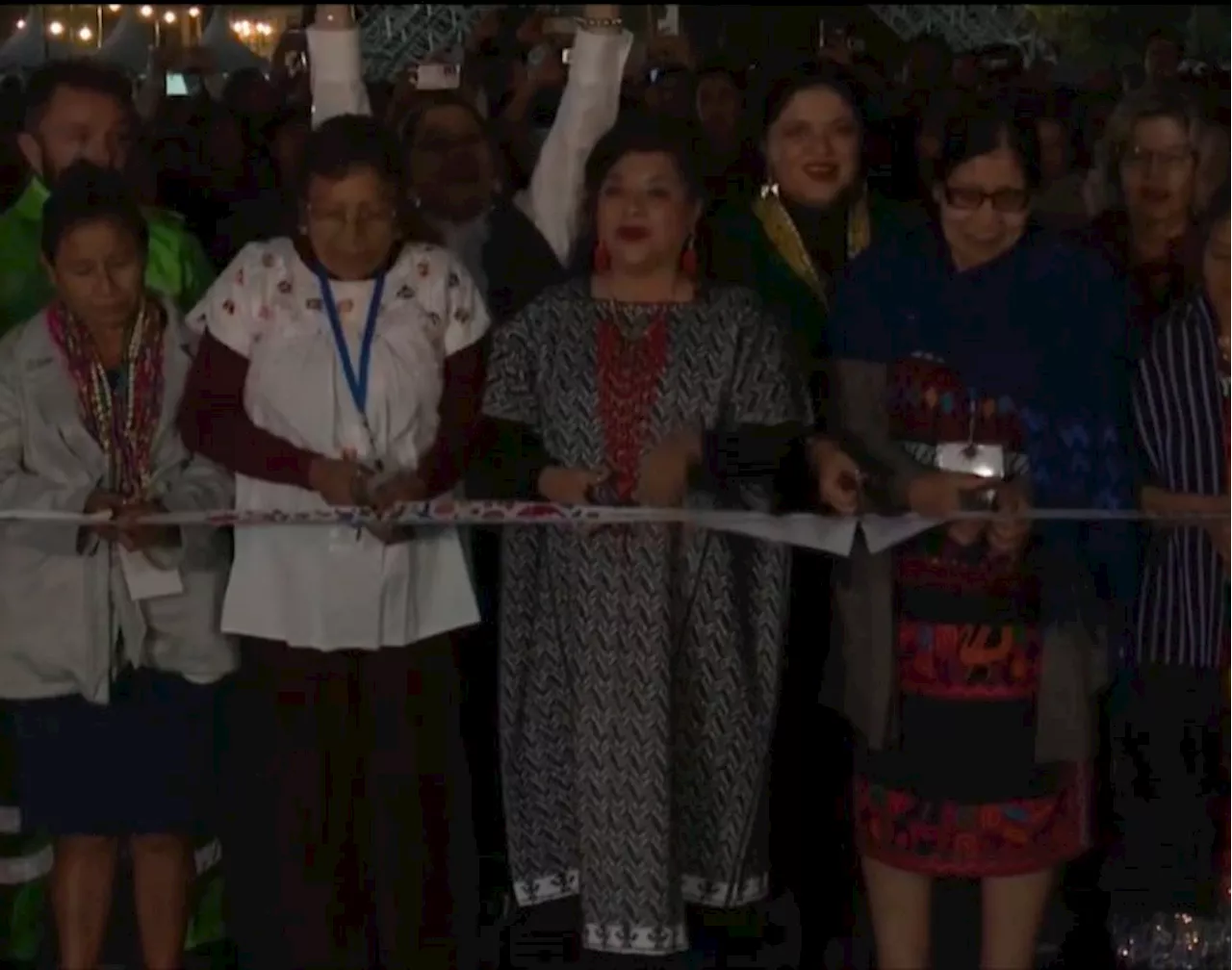 Clara Brugada realiza encendido del alumbrado navideño en el Zócalo de CdMx