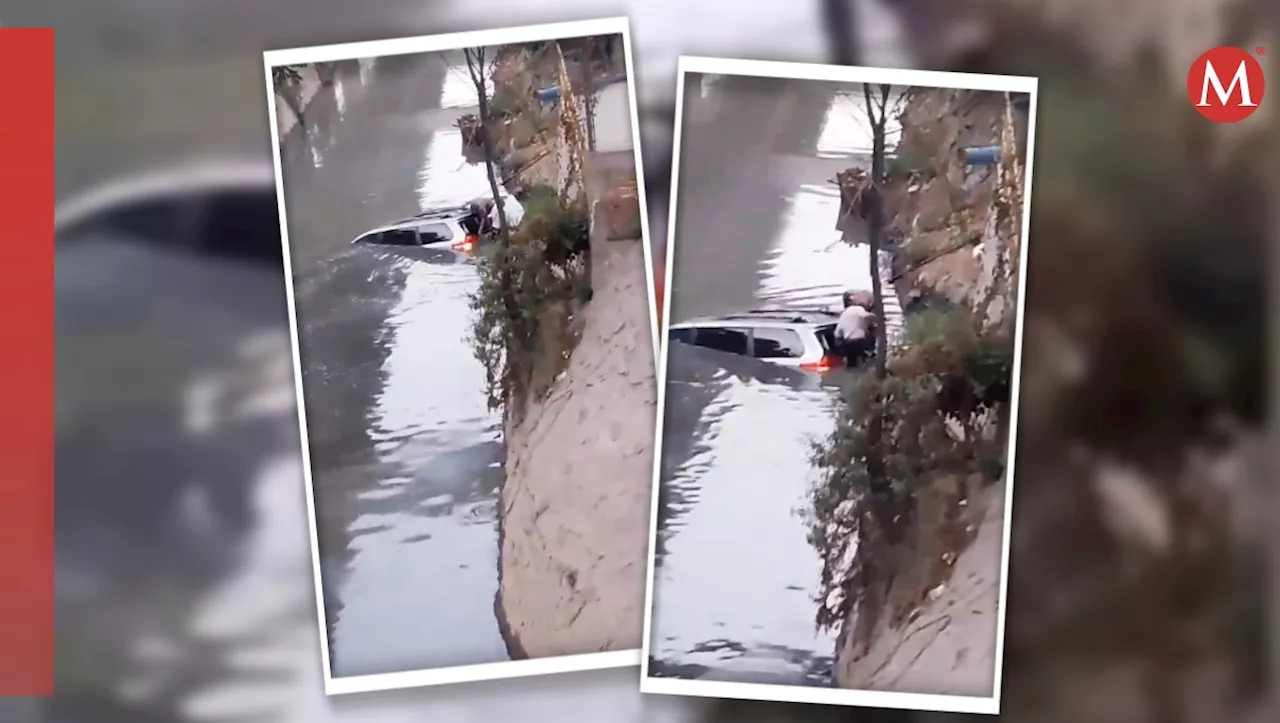 Conductor pierde el control y cae a canal de aguas negras en la GAM