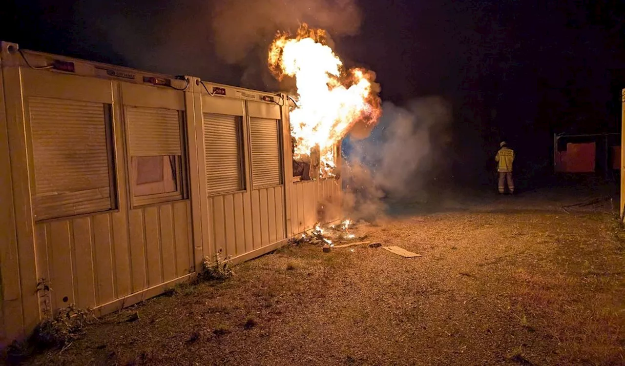 Wohncontainer in Flammen – Polizei sucht Zeugen