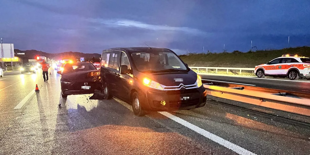 Drei Autos kollidieren auf der Autobahn A1 bei Gossau