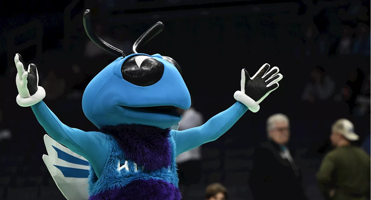 Hornets Take Back PS5 Gift From Fan on Court