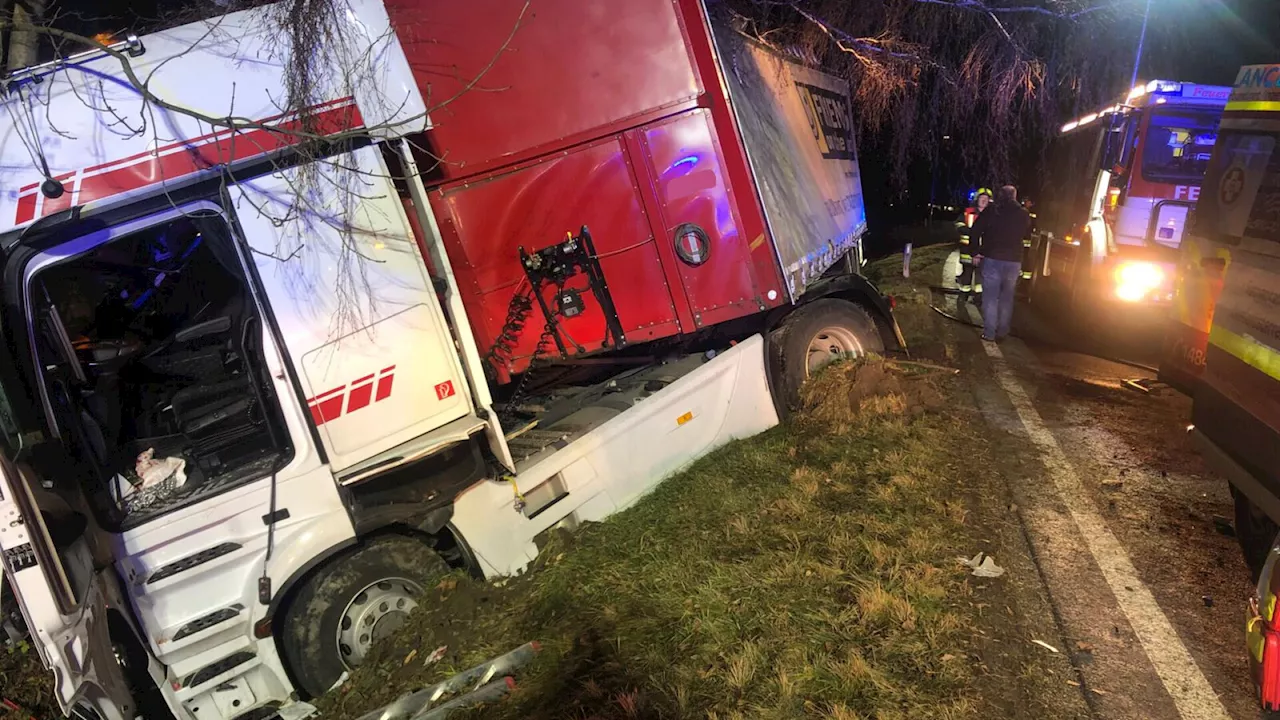 Lastwagen krachte bei Kropsdorf gegen Bäume