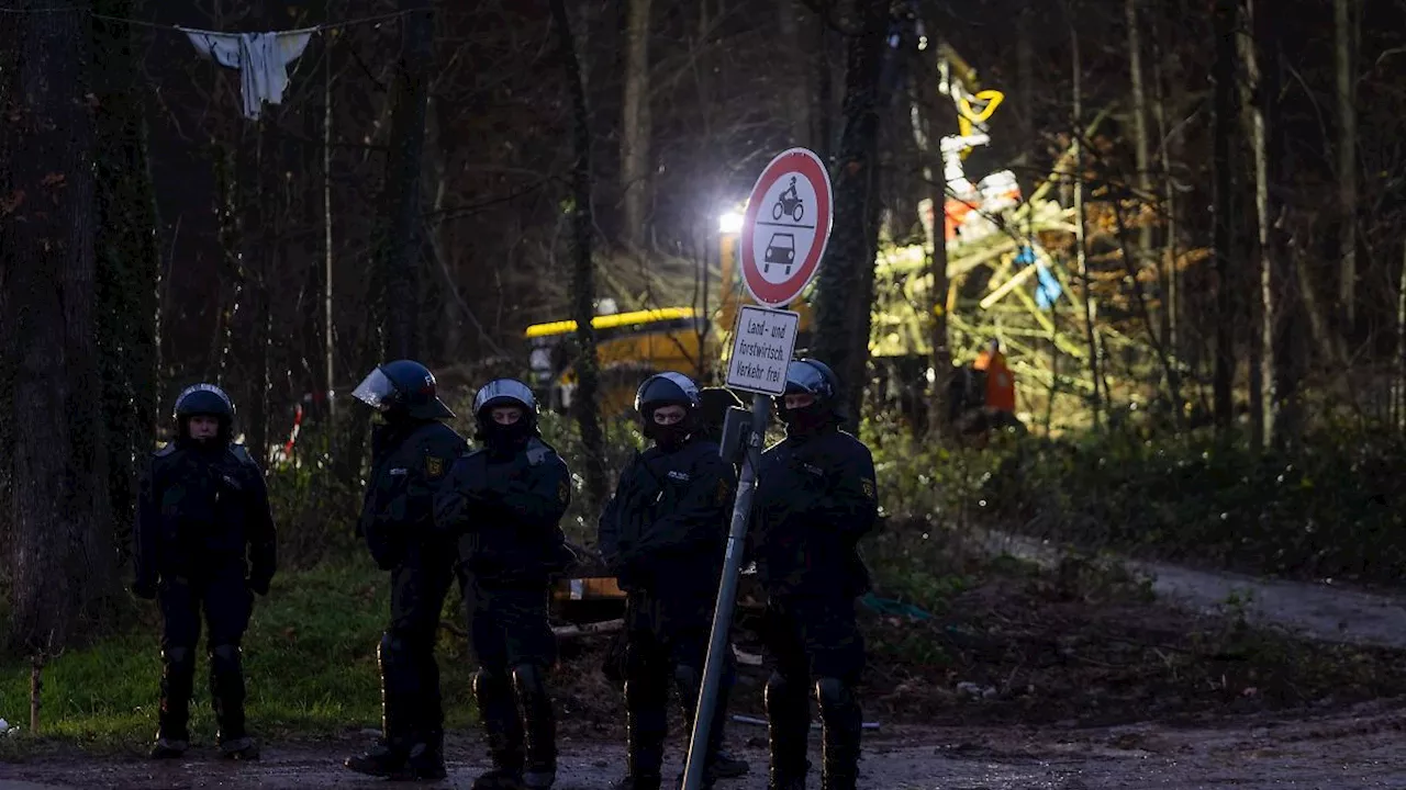 Baden-Württemberg: Polizei setzt Räumung im Freiburger Wald fort