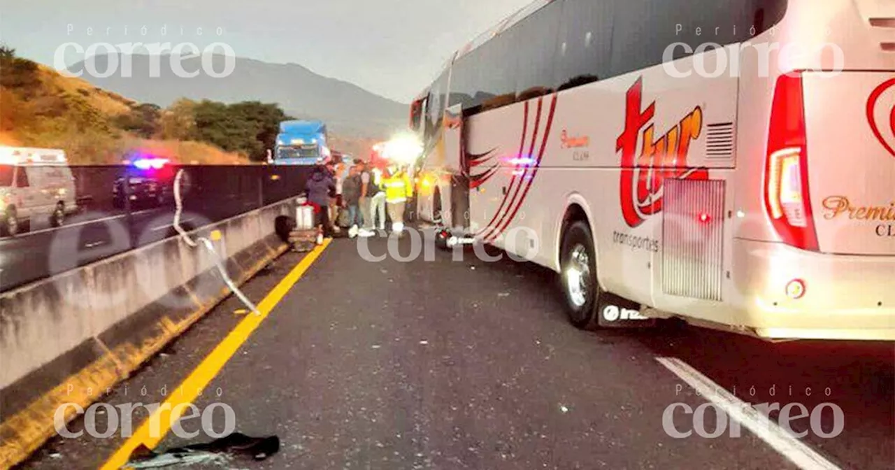 Autobús choca contra tráiler en la carretera Guadalajara-Tepic, deja 54 pasajeros heridos