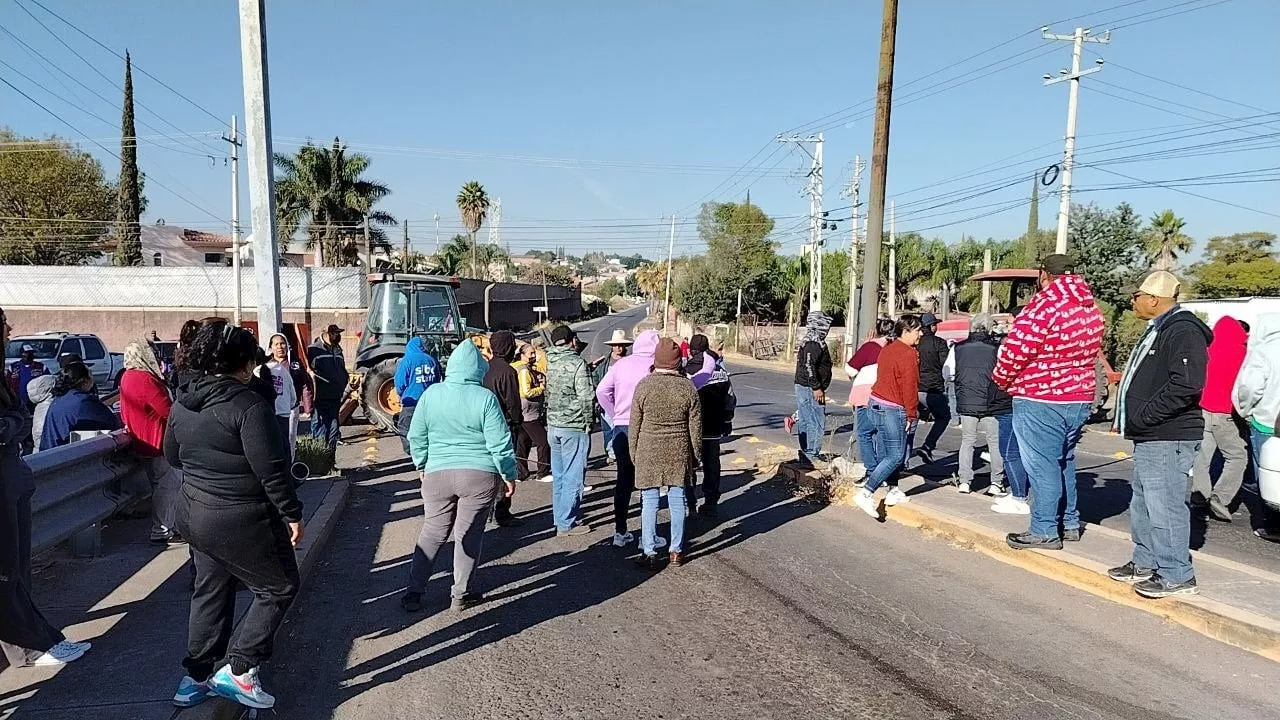 Habitantes de Los Ángeles de Arriba cierran libramiento en protesta por tiradero de residuos