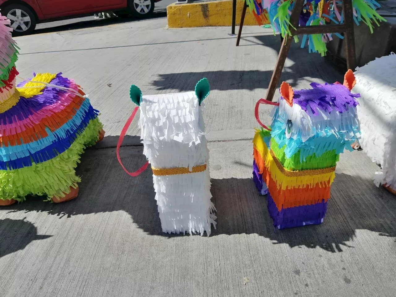 La familia Toledo Ávila impulsa su negocio con piñatas miniatura