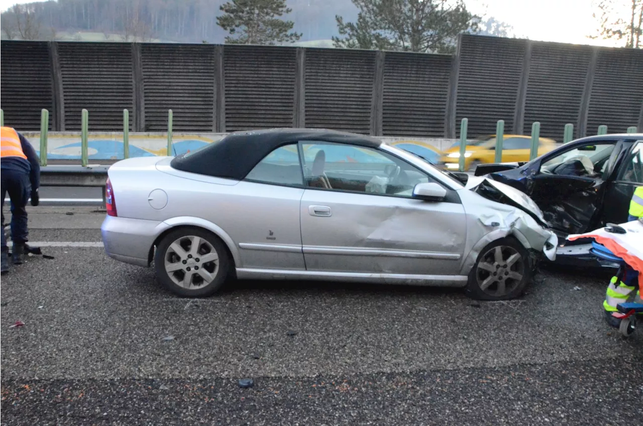 Zunzgen BL / Autobahn A2: Kollision zwischen zwei Autos – zwei Personen verletzt