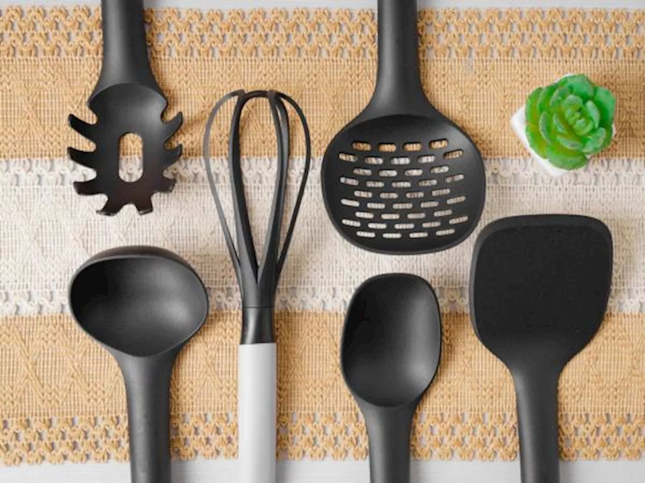 ¿Hay que tirar los utensilios negros? La verdad sobre tener artículos de este color