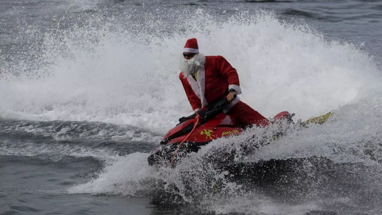 Bombero Papá Noel Regala Alegría a Niños con Discapacidad en Río de Janeiro