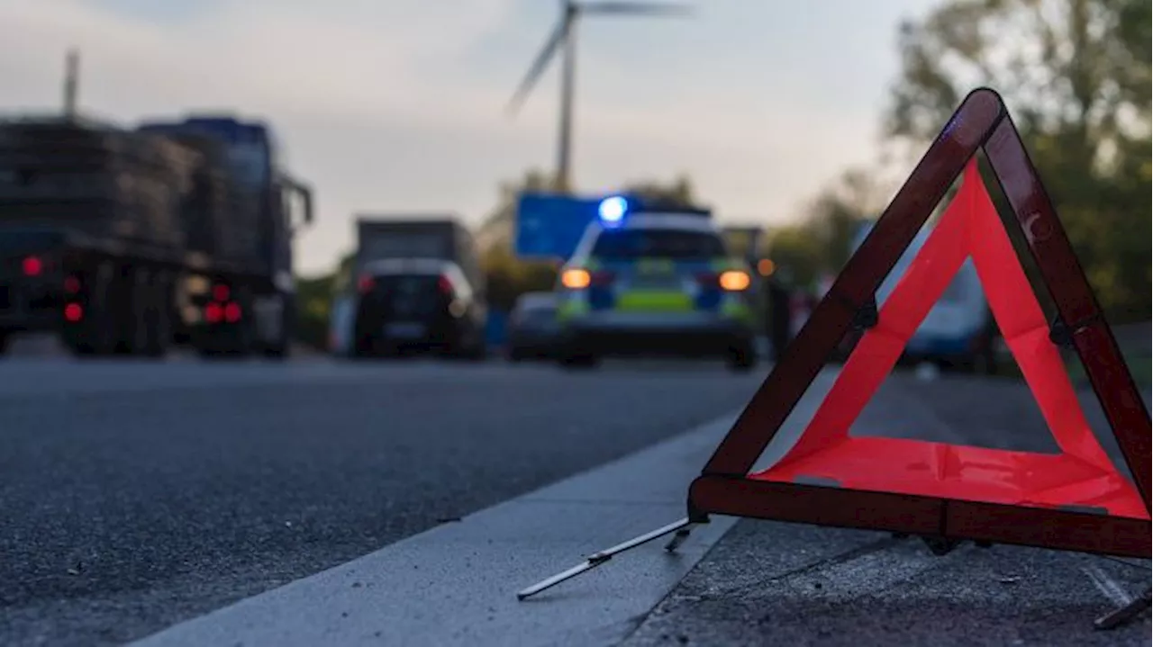 Mann wird bei Pannenhilfe an Autobahn von Autofahrer erfasst und getötet