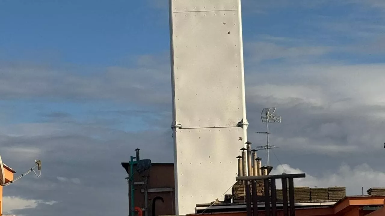 Nuovo impianto di telefonia a forma di torre medievale nel Celio