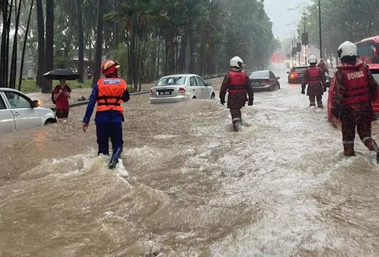 High Tide Causes Factory, Houses to Collapse in Pasir Puteh