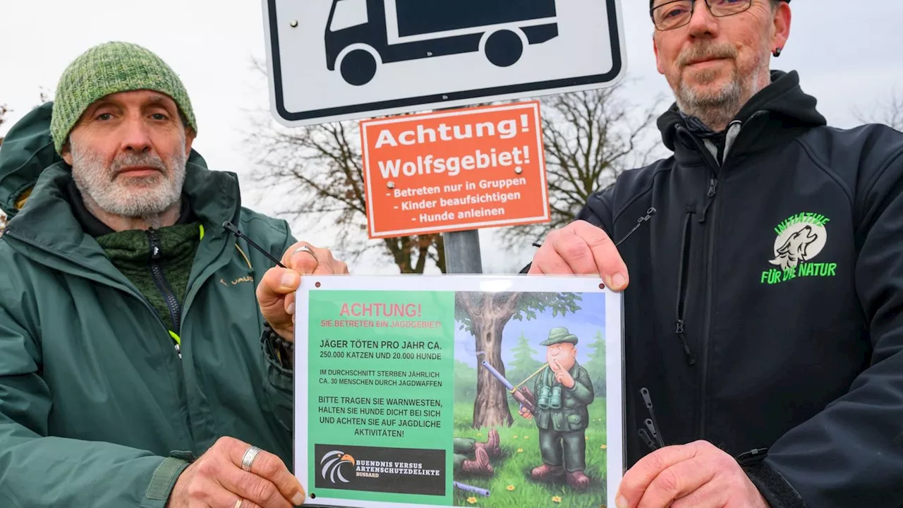 Wolfsschützer protestieren gegen 'Achtung Wolfsgebiet'-Schilder