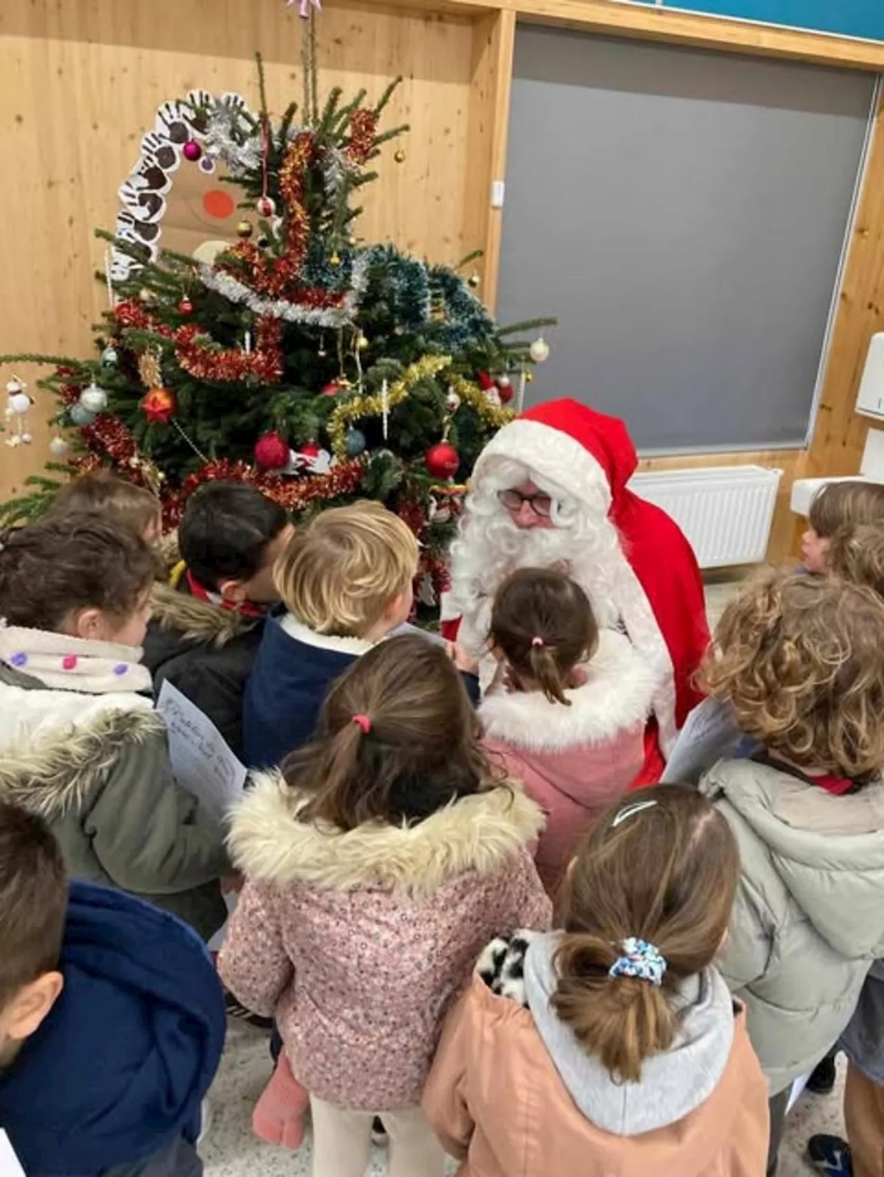 Le Père Noël Visite l’École Maternelle Les Écureuils