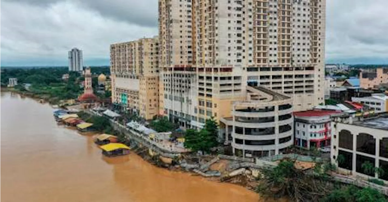 Police Warn Public Against Approaching Sungai Kelantan Riverbank Collapse Site