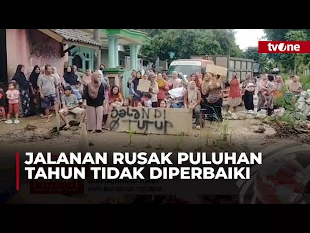 Emak-Emak di Lebak Demo Tutup Jalan Rusak