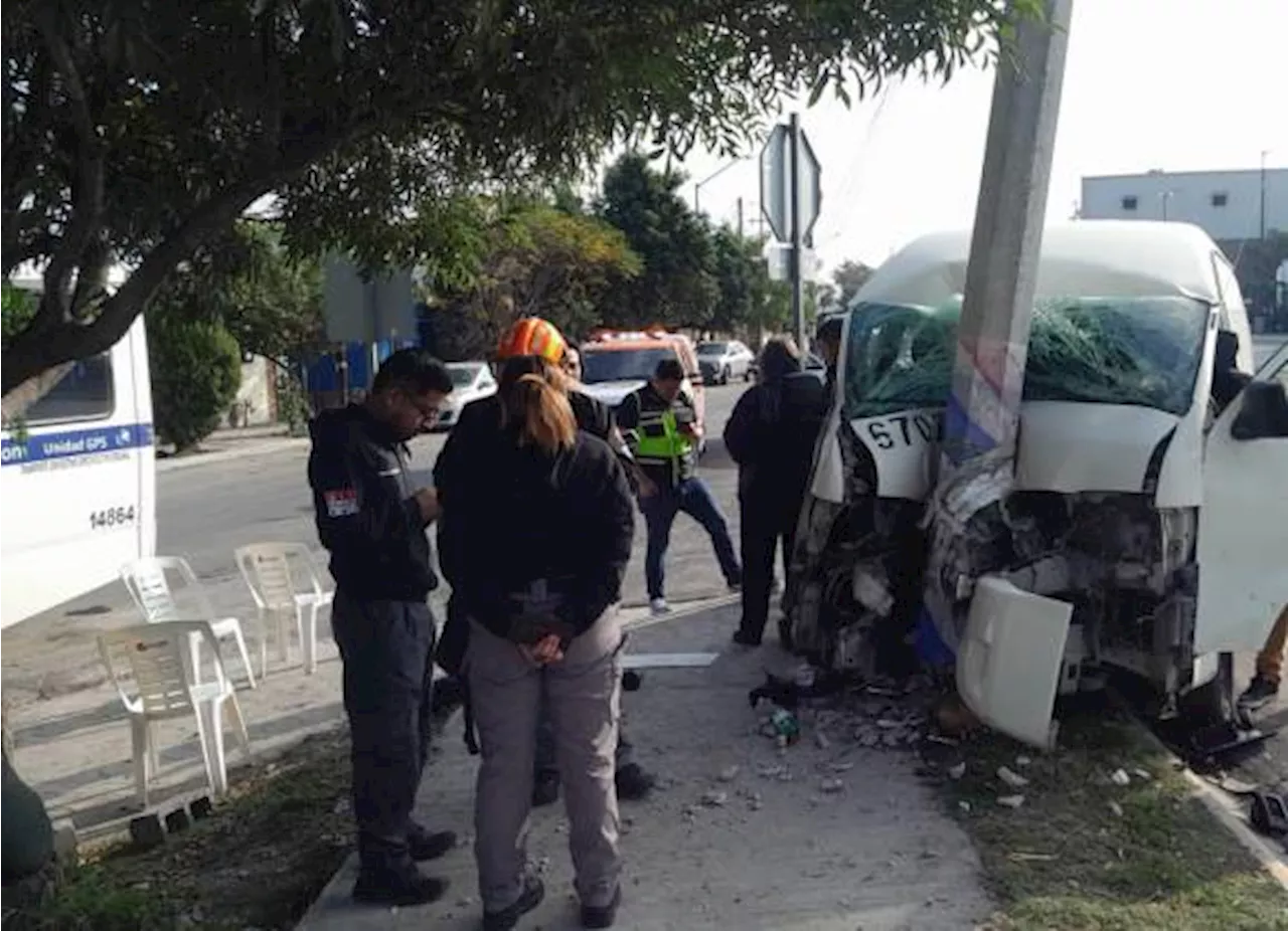 Camioneta choca contra poste de CFE en Nuevo León, dejando 9 heridos