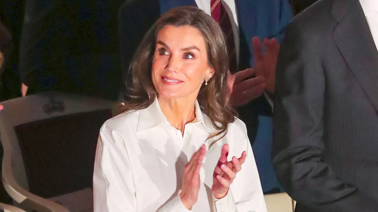 La reina Letizia combina una blusa blanca y falda beige elegante para las fiestas de diciembre 2024