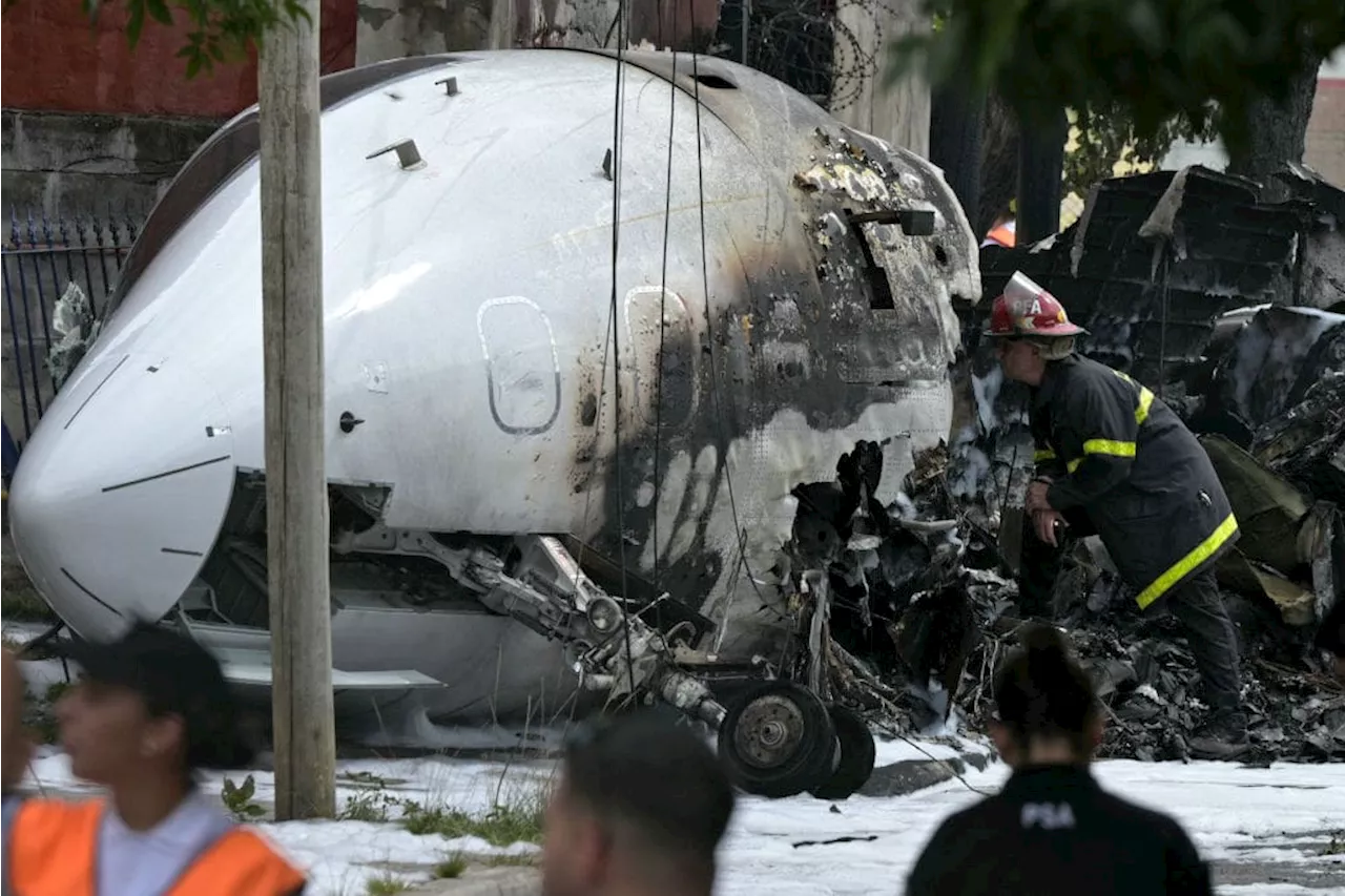 Dos muertos en incendio de un avión privado en la periferia de Buenos Aires