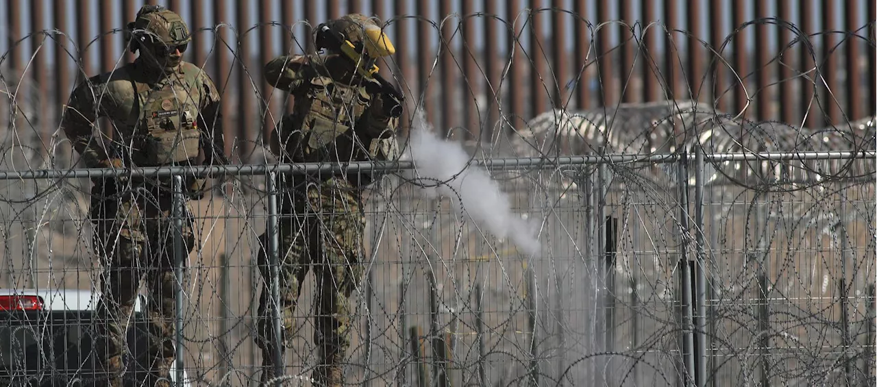 Agentes estadounidenses disparan gas pimienta a migrantes en frontera con México