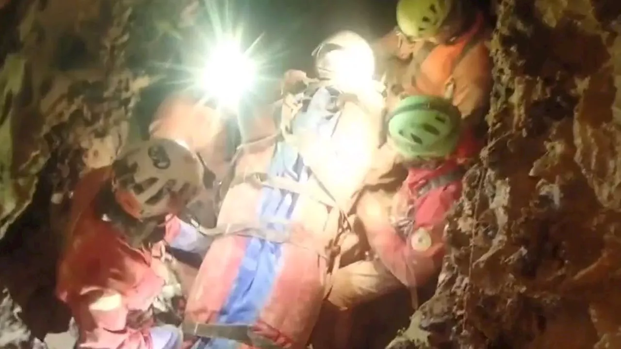 Rescate Épico de Espeleóloga en Cueva Italiana